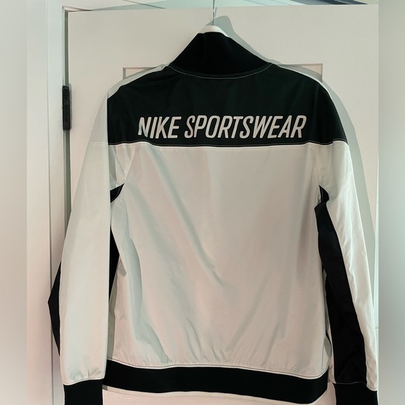 Women’s Nike Windbreaker - Picture 2 of 4